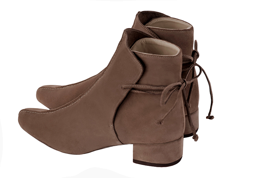 Chocolate brown women's ankle boots with laces at the back. Round toe. Low block heels. Rear view - Florence KOOIJMAN